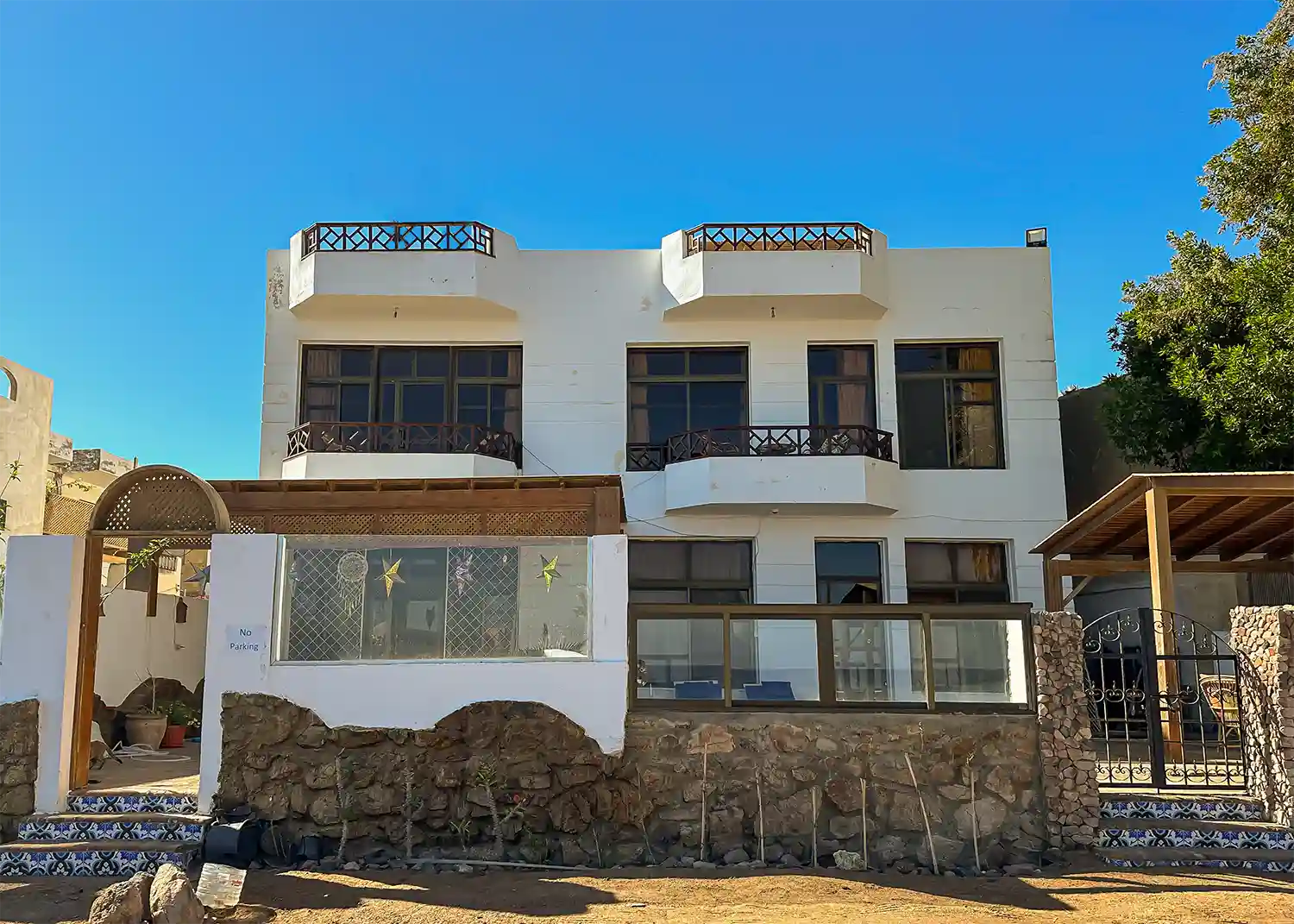 Moonlight Apartment – The building from the front