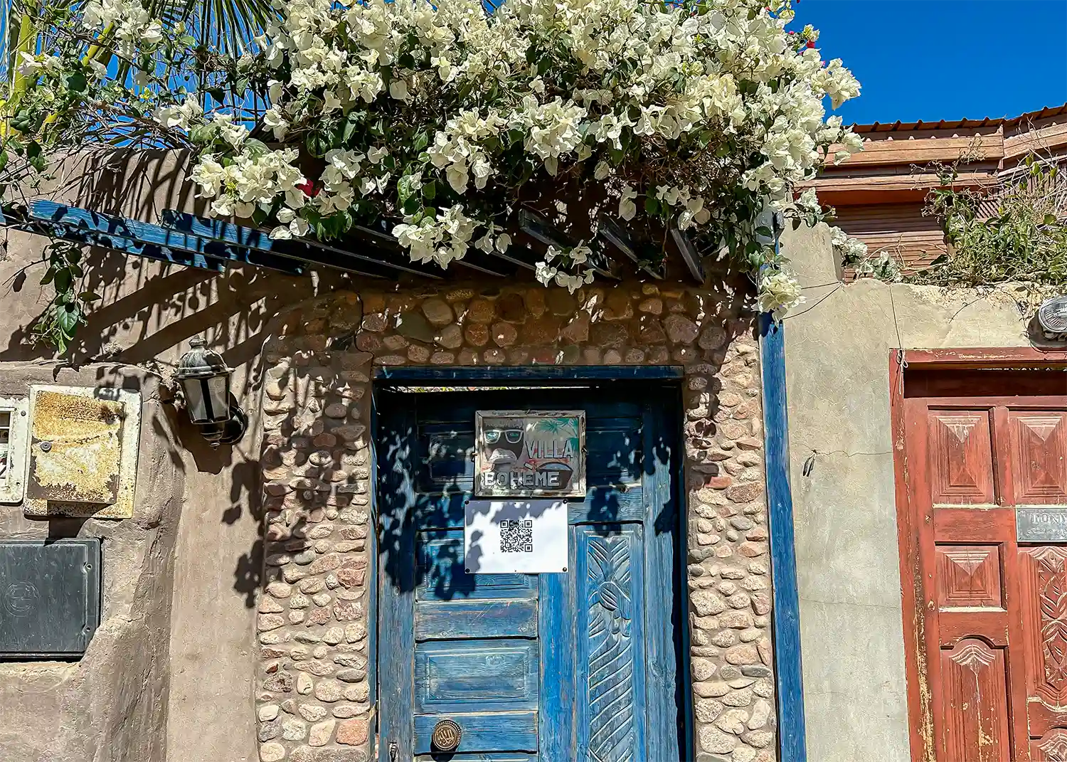 Villa Boheme Apartment – The entrance door with plants