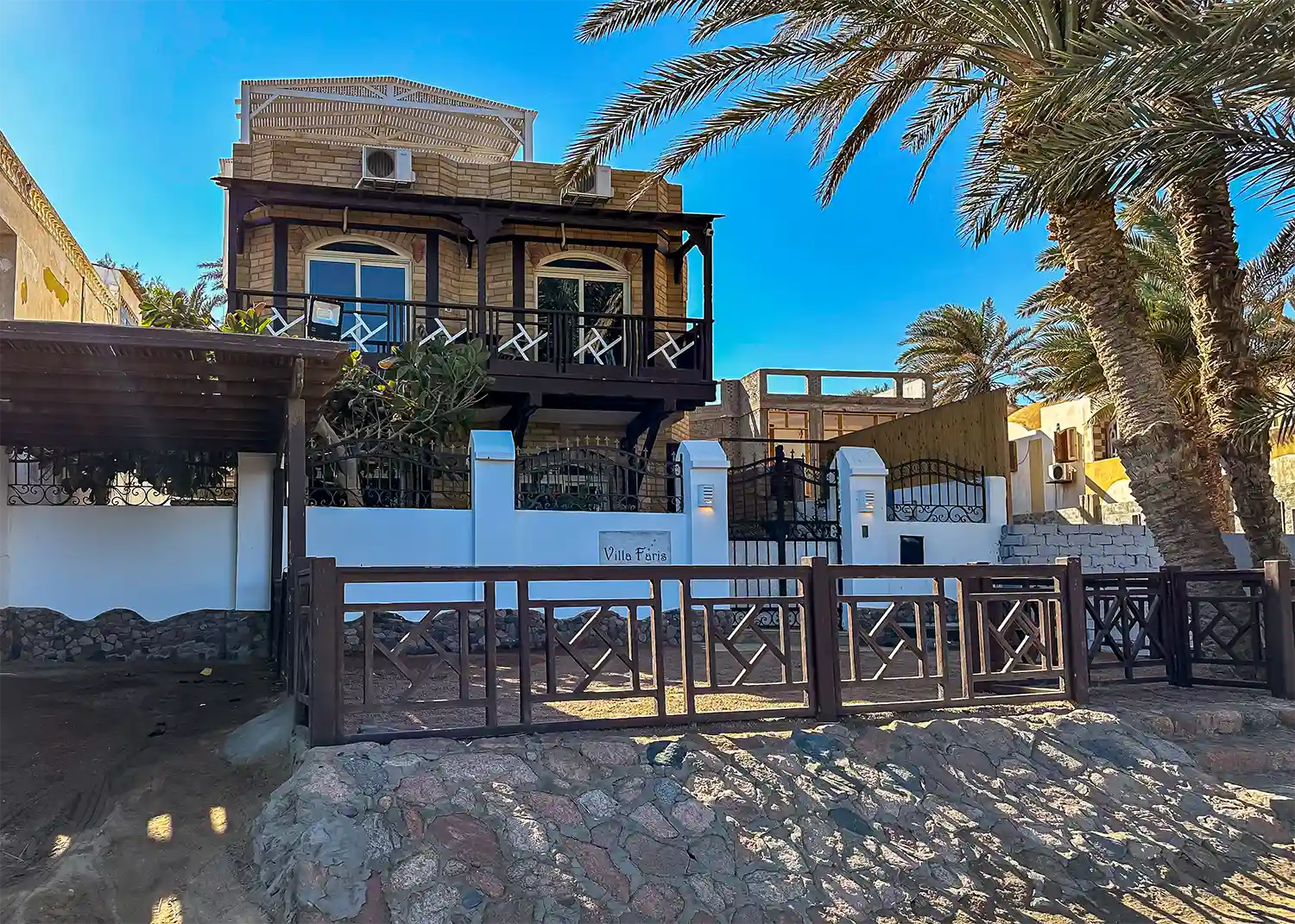 Villa Faris – The house and parking